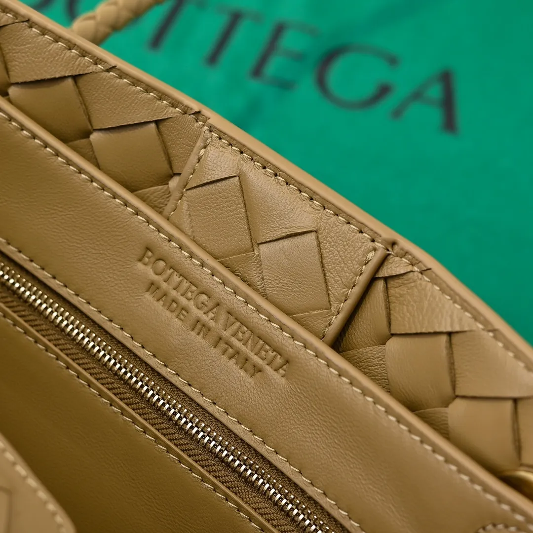 Batch 1860 B's 2023 spring and summer new model continues the brand's woven style with detailed metal knot switch buckles. This time, the shoulder straps are also made into tube weaves, showing different craftsmanship. The carrying method is versatile to create more different looks. Intrecciato woven leather small handbag, equipped with sliding crossbody strap. Internal compartments, including 1 zipper pocket and 2 open pockets with magnetic buckle closure. Size: 25*20*10cm, model: 7463#